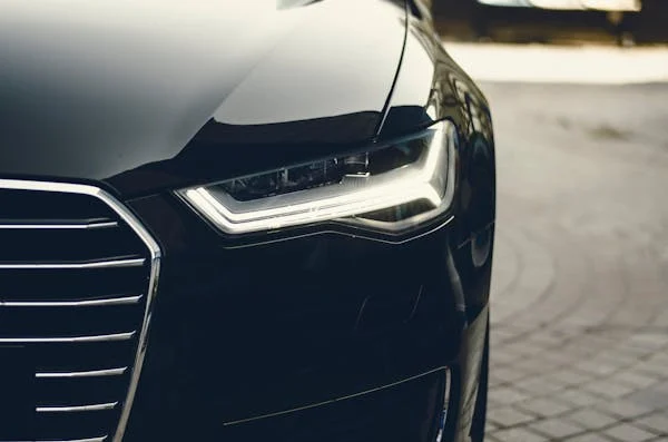 Czy auto luksusowe wypożycza się tak samo jak rodzinne? Sprawdź, co warto wiedzieć